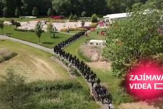 Respekt! Nástup českých policistů během vyhlášení výsledků soutěže Rallye Rejvíz | Zajímavá videa