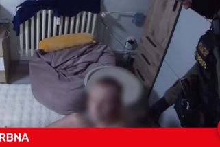 Vyražené dveře, namířené zbraně. Policisté zveřejnili video ze zásahu v kauze černošického úřadu