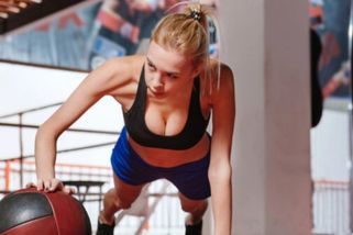 Rozhodla se cvičit nahoře bez. Rozhozený trenér z ní nemohl spustit oči