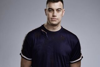 Kdo je obr Doki ze Survivoru? Mluví jako Optimus Prime, moderuje Clash a touží po dabingové kariéře - Médium.cz