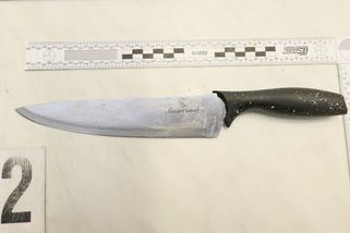 Agresivního prodejce na Chomutovsku vytočily prošlé potraviny, na inspektora vytáhl nůž - Novinky