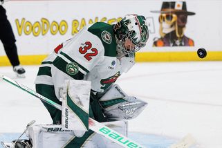 NHL | Senzační výkon, krutý závěr. Gólman Minnesoty se pozvracel a musel střídat - Sport.cz