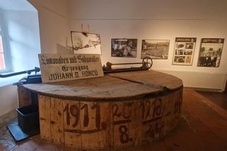 Výstava připomíná slávu krkonošské kořalky Honcovka i jejích výrobců