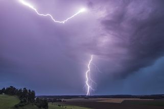 Na Česko míří deště a bouřky. MAPA ukazuje, kdy si můžete vyjít na procházku a nezmoknete