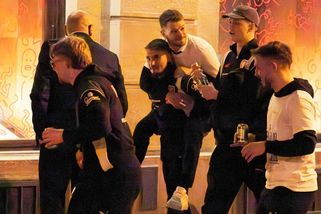 VIDEO: Alkohol tekl proudem, Nedvěd křepčil v autobuse. Divoká oslava českých fotbalistů pod rouškou noci | Super.cz