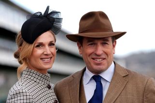 Peter je rozvedený, Harriet svobodná matka. I toto je britská královská rodina