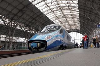 Polské pendolino vyjelo v Česku s cestujícími. Na první jízdu z Prahy dorazily desítky fanoušků - Novinky