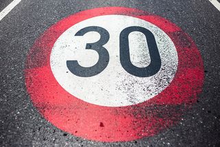 80 km/h mimo obec a 30 km/h ve městě. Aktivisté tlačí na nové limity, které mohou změnit jízdu po Evropě