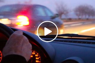 Blinkr neznamená přednost v jízdě. Řidiči neumějí používat ukazatele o změně směru, kontroverzní záběr mluví za vše (VIDEO)