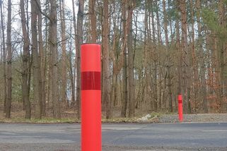 Červené patníky se objevují na silnicích, mnozí řidiči ale neví, co znamenají - Médium.cz