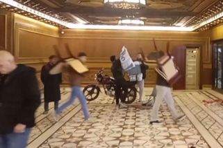 Asadův palác je v plamenech, předtím ho Syřané vyrabovali - Novinky