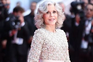 Jane Fonda (87) hvězdou zakončení festivalu v Cannes. Mrtvola s tváří klauna, pustili se do ní lidé kvůli plastikám