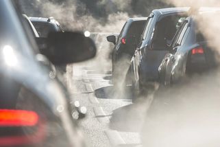 Brusel přitvrzuje v plánu snižovat emise. Pak ale benzin zdraží o 20 Kč na litr, varuje ekonom - Echo24.cz