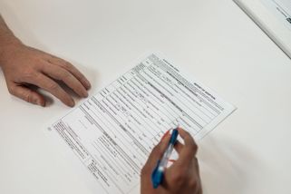 Úředníci se brání: Za všechno může systém. Pochvalují si benefity - Médium.cz