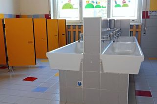 Rodiče musí přijet do školy a přebalovat si pomočené děti sami, vzbouřili se učitelé ve Walesu - Novinky