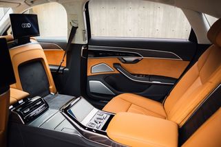 Ostravský primátor si z eráru koupil auto za tři miliony. S ledničkou na šampaňské - Novinky