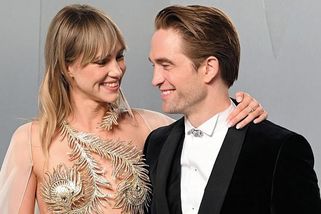 Partnerka Pattinsona zářila na party po Oscarech jen s pírkem na prsou