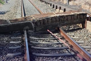 Na železniční trať Kúty–Břeclav spadla část silničního mostu, na trati je naštěstí výluka - Novinky