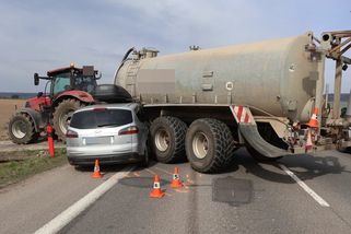 Policie hledá svědky nehody na Trutnovsku. Předjíždění traktoru skončilo střetem