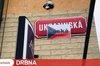 Neznámý autor přelepil v centru Plzně cedule nově přejmenované Ukrajinské ulice vlaječkami s nápisem Česká
