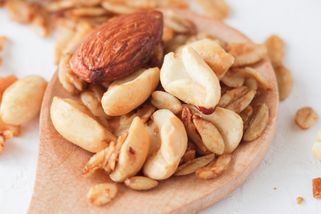 Bez dostatku hořčíku nemůže tělo správně fungovat a hrozí riziko srdečních chorob a cukrovky 2. typu. Které potraviny ho obsahují nejvíce?