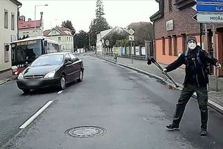 Výletník vysklil trekovou holí okno autobusu, který mu na Zbraslavi nezastavil - Novinky