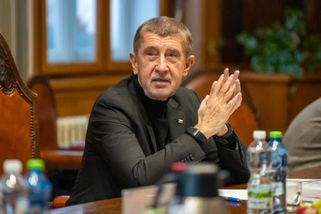 Komentář: Babiš kritizuje ceny nafty na benzinkách. Sám prodává dráž, než káže a ještě si vymýšlí