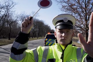 Řidičů-seniorů se týkají zbrusu nová pravidla: Policie zvýší kontroly – kdo si nevyběhá potvrzení, tomu hrozí pokuta 10 000 Kč