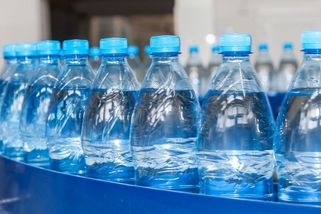 Češi a Slováci slaví návrat oblíbené minerálky: Z obchodů zmizela na dlouhých 6 let - Médium.cz