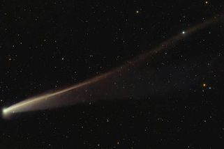 Kometa ATLAS explodovala. Na záběru je možné vidět, jak se rozpadla na více kusů