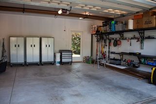 „Je to zbytečně vyhozený půl milion,“ říká Marek. Namísto garáže si pořídil 3x levnější alternativu