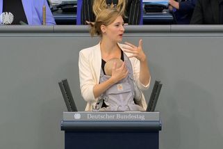 Německá poslankyně vystoupila ve Spolkovém sněmu s dítětem v nosítku - Novinky