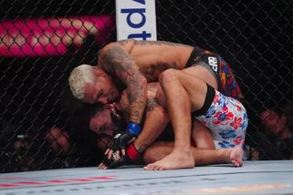 Nuda, nepovedený zápas. McGregor a další bojovníci reagují na bitvu mezi Oliveirou a Hollowayem