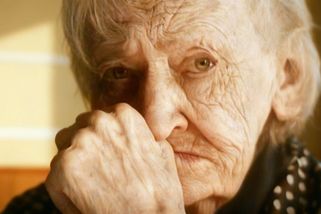 Pokoje po osmi a všudypřítomný chloramin. Jak vypadala péče o seniory? - Médium.cz