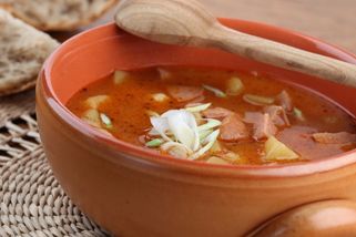 Buřtguláš jako od babičky – nejlepší recept na levnou večeři, která vás vrátí do dětství