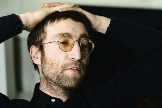 Plachý i dominantní, závislák i starostlivý táta: John Lennon se narodil před 85 lety - Expres FM