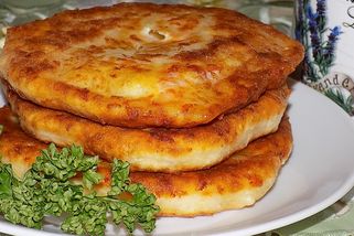 Kefírové hrníčkové placičky se sýrem: Smažená dobrota bez kynutí je ideální večeří, když spěcháte