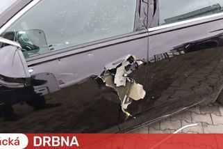 Řádění vandala za půl milionu. Na audině v Prostějově odlámal kliky, jedny dveře takřka rozpáral