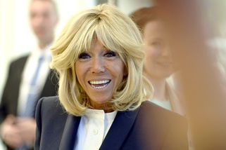 „Forever young“. Brigitte Macronová to rozbalila jako diskžokejka za mixážním pultem. Svědci natáčeli - Novinky