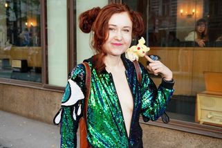 Eva Toulová v šokujícím outfitu na křtu knihy. Podprsenku ani tentokrát neměla