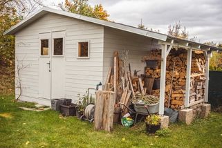 „Umístění zahradního domku doprostřed zahrady šetří lidem starosti. Nechápu ty, co ho umisťují k hranici pozemku,“ říká zkušený zahrádkář