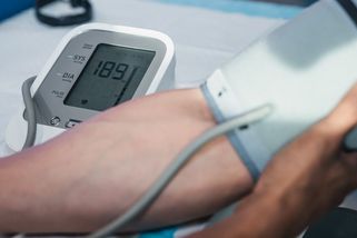 Krevní tlak podle věku: Víte, jaké jsou ideální hodnoty pro 30, 40, 50, 60 a více let?