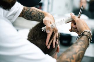 ŽENA-IN - Jeden z těchto účesů musí mít váš muž letos na hlavě: Trendy mod cut či rošťácký warrior