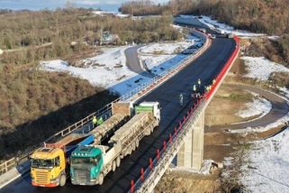 Most v Žiželicích úspěšně prošel zatěžovací zkouškou