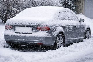 Zasněžená SPZ může řidiče přijít na tisíce. Zima mění dopravní nároky
