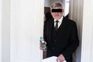 Bití páskem, urážky a nadávky. Za 20 let týrání manželky a tří dětí dostal muž 6,5 roku vězení