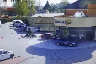Zdrogovaný mladík najížděl autem do vchodu kasina v Rozvadově. Soud mu dal pokutu a vyhostil ho - Novinky