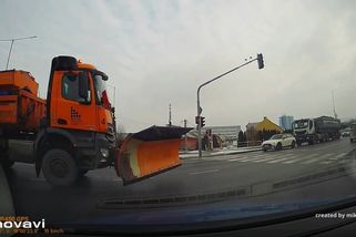 Video, které rozdělilo český internet: Silničář pod majáky neměl dát přednost neslyšícímu písničkáři. Případ jsme rozsekli - Garáž.cz