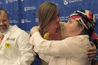 Bývalý manžel jí polil tvář louhem a málem ubil k smrti. Český chirurg Bohdan Pomahač jí vrátil tvář - Médium.cz