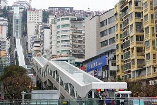 V Číně odhalili nejdelší venkovní eskalátor na světě. Jízda trvá 21 minut